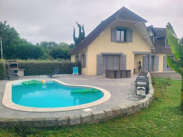 Vaste séjour de 50 m² vivable de plain pied 4 chambres Piscine