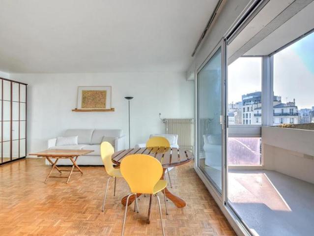 Vaste studio lumineux avec balcon à Paris 15e