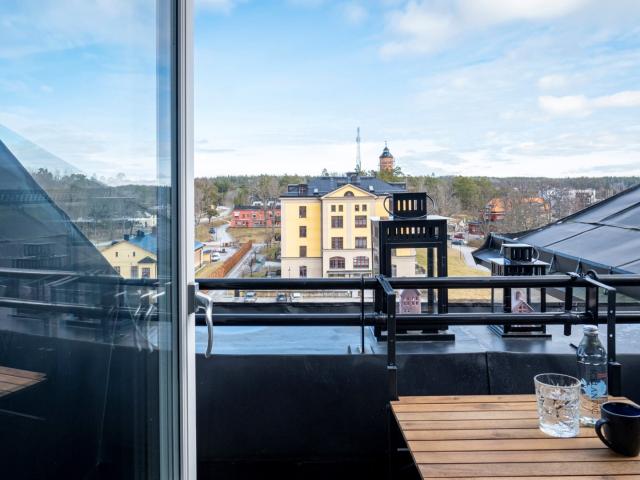 Västra Kasernvägen 4