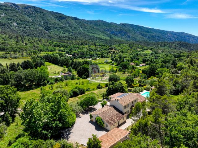 VAUVENARGUES Vue exceptionnelle sur la montagne Sainte Victoire