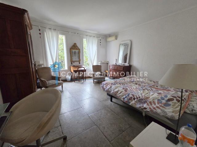 VAUVERT. Appartement proche centre ville 123 m2 4 chambres