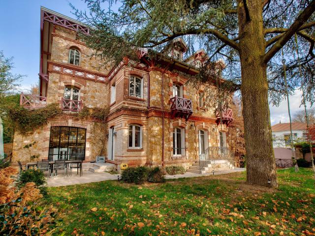 Vaucresson PLATEAU DE CAZES Maison 292 m² 4 chambres Terrain 720m²