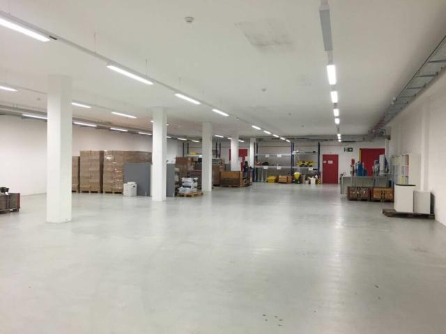 Vaud locaux de depots et stockage de 900 m2 à louer à Cheseaux