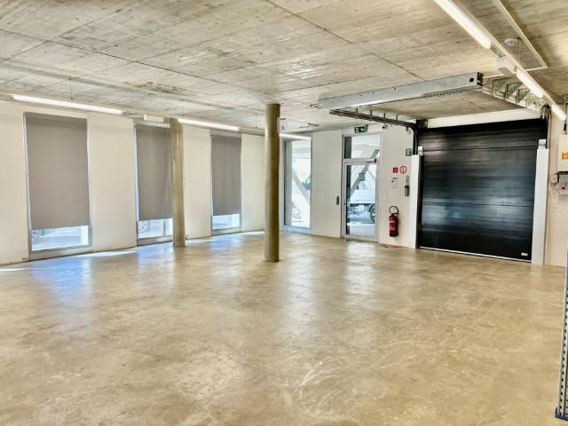 Vaud local stockage 250 ou 400 m2 showroom depot à louer En Budron Mont sur Lausanne