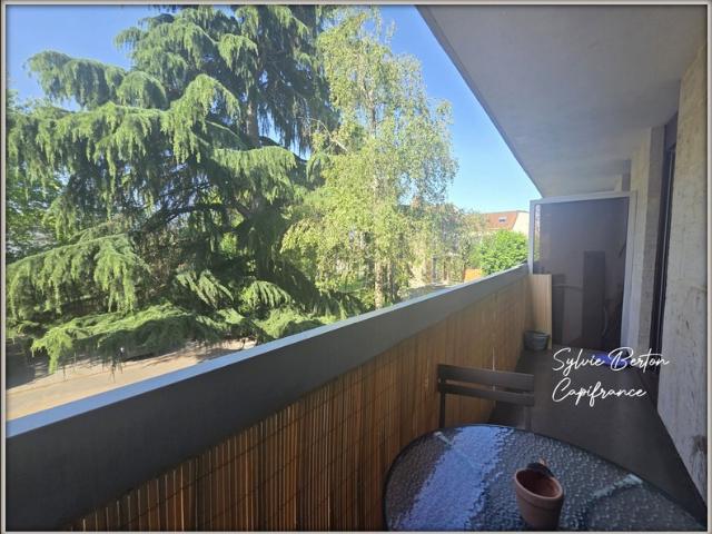 VAUJOURS Studio 34 m2 avec balcon et place de parking
