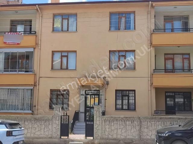 Vaye Gayrimenkul'den Aydınlıkevler'de Satılık Bakımlı 3+1 Daire
