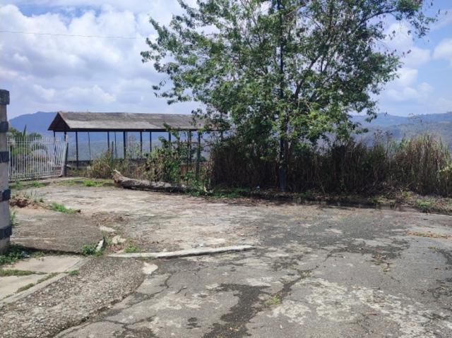 VENTA TERRENO BOSQUES LAGUNITA CON ESTRUCTURA CASA