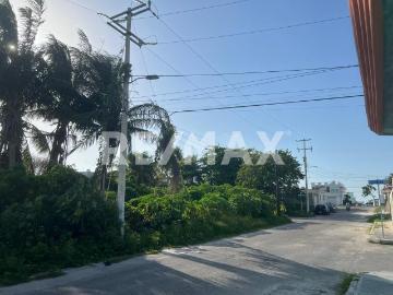 Venta terreno YUCALPETEN en esquina, a una cuadra Marina en Progreso, Yucatán