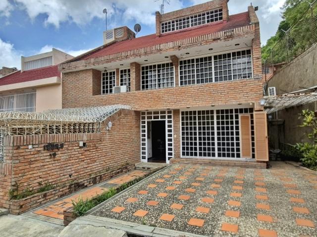 VENTA TOWNHOUSE 312m2/4H/4B+V/2P LA ALAMEDA