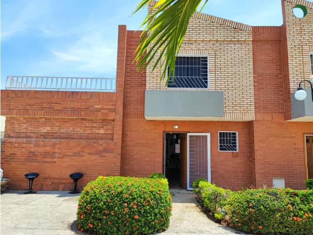 VENTA TOWNHOUSE CUIDAD FAMINGO