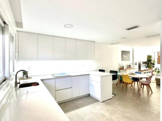 VENTA VIVIENDA UNIFAMILIAR, CON PISCINA