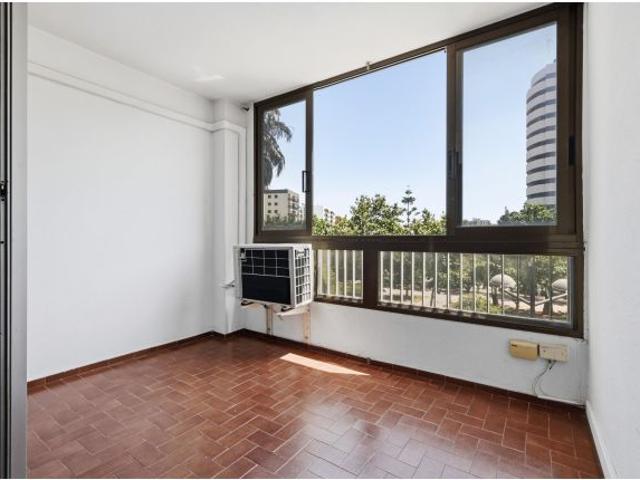 Venta Vivienda de 138 m2 en Avenida Tres Cruces Valencia con terraza, cuatro dormitorios y garaje