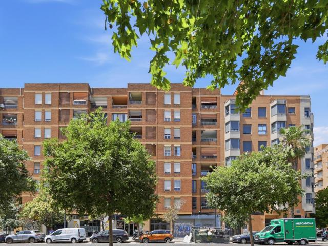 Venta Vivienda de 138 m² en Avenida Tres Cruces Valencia con terraza, cuatro dormitorios y garaje opcional