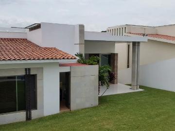 Venta y o renta sin muebles casa en Lomas De Cocoyoc