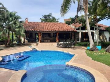 Venta y Alquiler de Casa en Club de Golf de Coronado, Chame, 1,677m2 de terreno