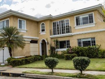 Venta & Alquiler de Casa en Costa Del Este, Res. Costa Dorada, 456m2 de constr