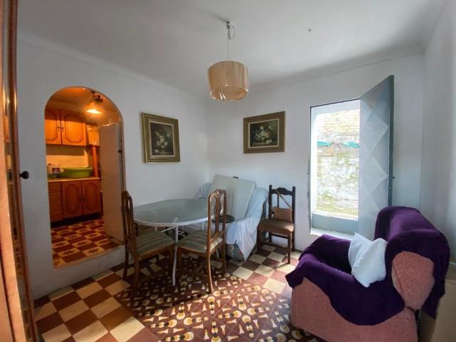 VENTA AMPLIA CASA CON TERRAZA