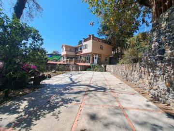 VENTA AMPLIA CASA SOLA EN SANTA MARÍA CUERNAVACA