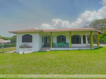 Venta: Amplia y hermosa casa en Santa Clara, Coclé