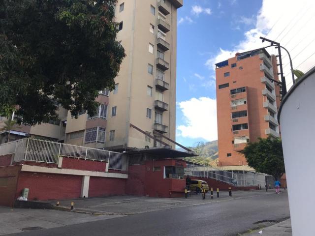 VENTA APARTAMENTO EN COLINA DE LOS CAOBOS