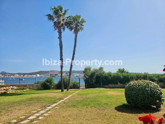 VENTA – Apartamento en primera línea junto a la playa de Es Pinet, Cala de Bou