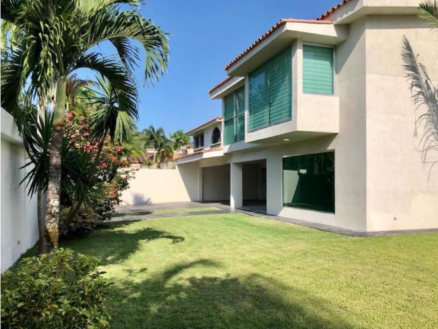 Venta Casa Moderna en Guataparo Country Club