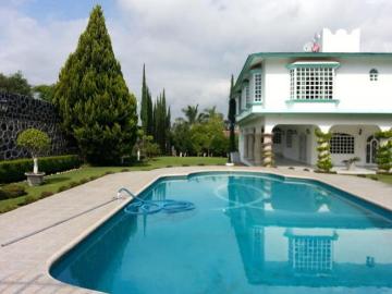 VENTA CASA OAXTEPEC CON 1800m de TERRENO JARDIN Y ALBERCA MORELOS