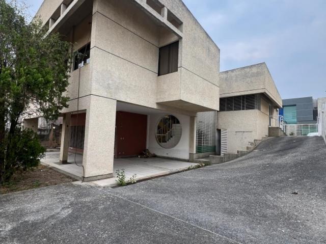 Venta Casa a Remodelar en la Urb. Altos de Guataparo