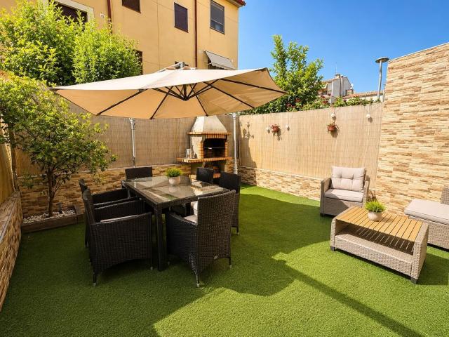 VENTA CASA ADOSADA EN EL BRUC ZONA PUEBLO CON TERRAZA 30M2 Y GARAJE!