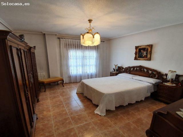 VENTA CASA ADOSADA EN PLENO CENTRO DE PINOSO