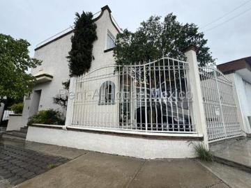 Venta Casa Arboledas con 3 recámaras, roof, cuarto de servicio, sala de TV
