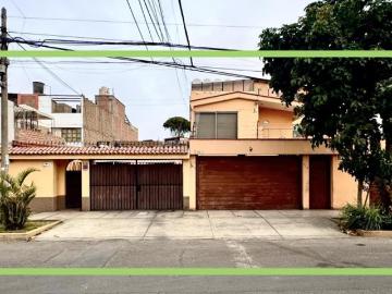 VENTA CASA COMO TERRENO FRENTE AL METRO DE HUAYLAS SANTA LEONOR HASTA 7 PISOS