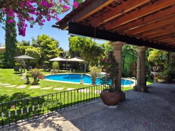 Venta casa con amplio jardín y alberca en Fraccionamiento San José Acitpan, Tonanzintla, Cholula