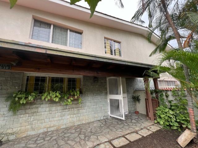 Venta casa con anexo independiente Santa Marta 400m2