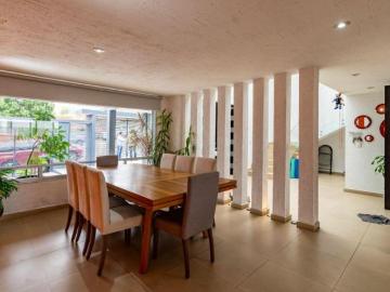 VENTA CASA CON JARDIN LOMAS VERDES