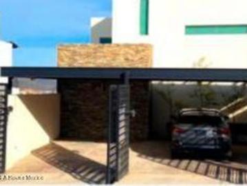 VENTA. Casa de segunda mano, 4 recamaras, cuarto de servicio Cumbres del Lago