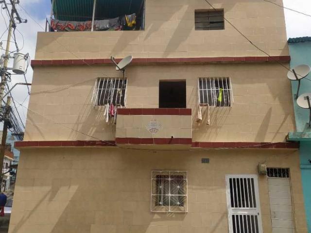 Venta Casa de tres niveles en Catia Calle Esmeralda 160mtrs2