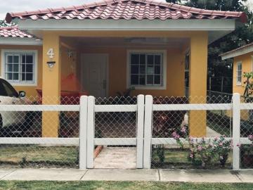 Venta: Casa de 2 recámaras en residencial de Santa Clara, Coclé