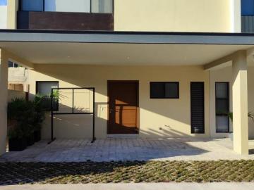 VENTA CASA EN ARBOLADA, AV. HUAYACAN EN CANCÚN DE 3 RECAMARAS