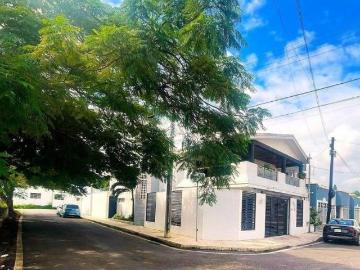 VENTA CASA EN ESQUINA REMODELADA CON 4 RECÁMARAS PISCINA CENTRO DE MÉRIDA