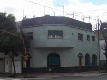 Venta Casa en Flores Sur, a remodelar, vivienda o uso comercial, se pueden construir 450 m2, según estudio de factibilidad. La propiedad se encuentra a 5 cuadras del Centro Comercial de Av. Rivadavia