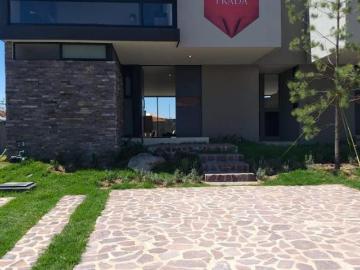 VENTA CASA EN LA CAMPIÑA, GRAN JARDÍN, LEÓN, GUANAJUATO