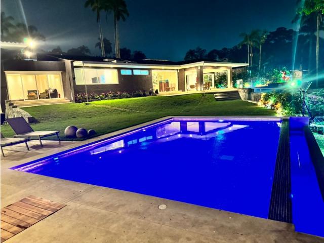 VENTA CASA EN LA LAGUNITA 1150m2/ calle cerrada