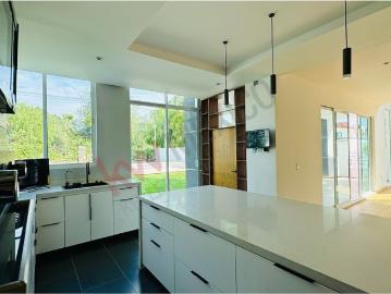 Venta casa en vista real corregidora con alberca 5 habitaciones!