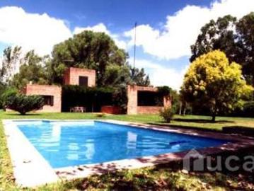 VENTA CASA Luminosa con gran Jardin y Pileta Tronador al 300 Barrio Altavista