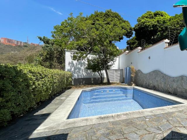 Venta Casa La Alameda Calle Carrada, Amplios Jardines, Piscina