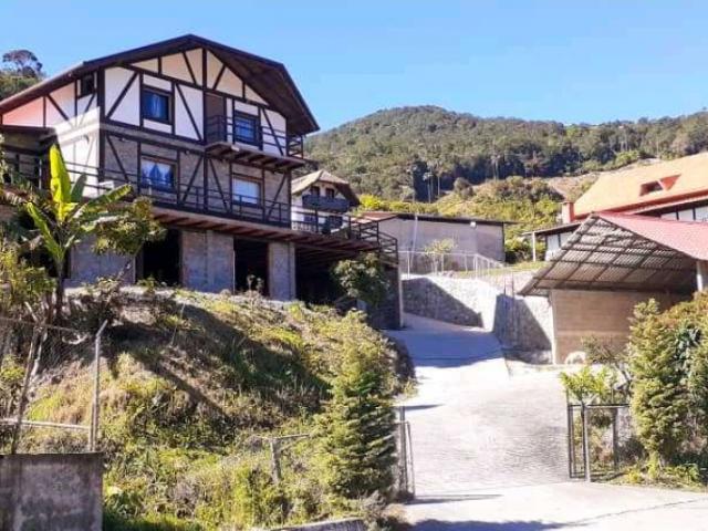 Venta Casa tipo chalet con galpón y terreno colonia tovar