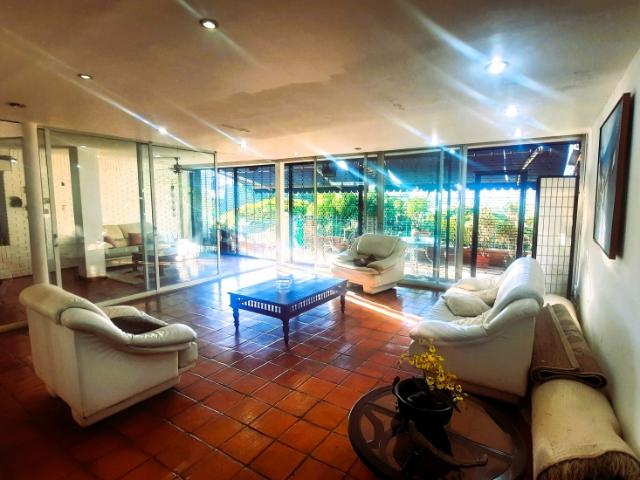 Vendo casa 350m2 Colinas de la California 4055