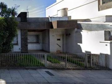 Venta, Casa 4 ambientes a refaccionar sobre lote propio de 8.66x24, Mataderos
