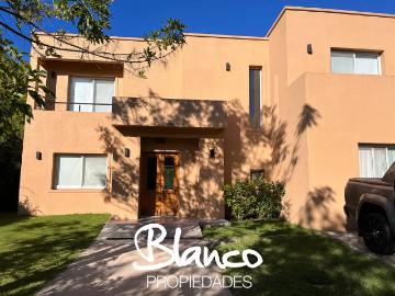 Venta Casa 4 dormitorios 10 años, 300m2, 2 cocheras,, San Isidro Labrador | Inmuebles Clarín